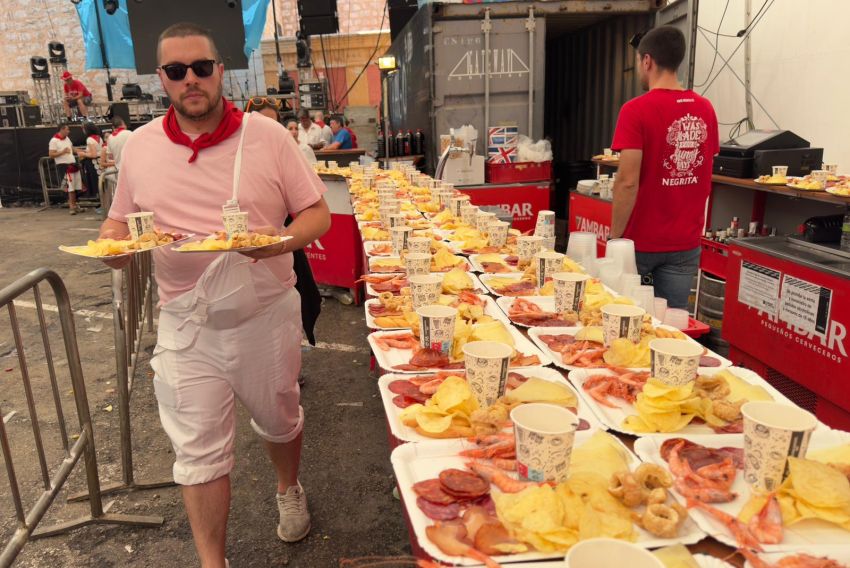 Las comidas y cenas son un momento de encuentro y descanso para los peñistas