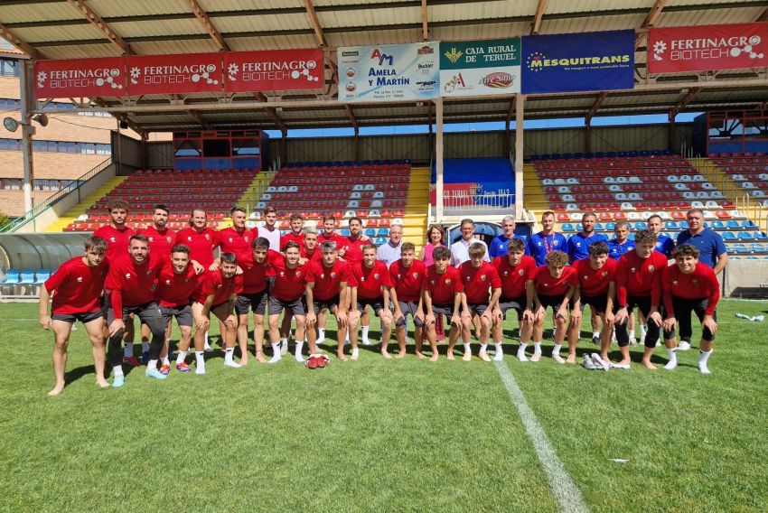 La alcaldesa visita a la plantilla del CD Teruel en el inicio de la semana de entrenamientos
