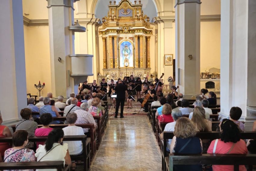 La Orquesta Arcos  de Teruel llena de música la ermita de  la Virgen de Riodeva