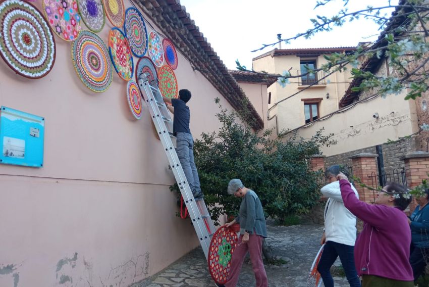 Las ganchilleras de Tramacastilla llenan de colores el verano con propuestas que invitan a soñar