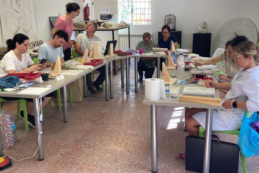 El alabastro sorprende como soporte pictórico en un curso pionero de Albalate del Arzobispo