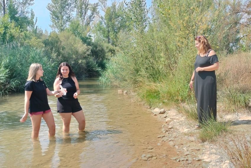 Victoria Artal y Marta Galindo analizan el río Guadalope en Mas de las Matas con el programa ‘Desafío Rural’