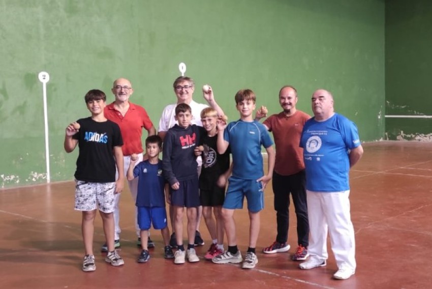 El deporte de pelota triunfa en la Feria de Puertomingalvo