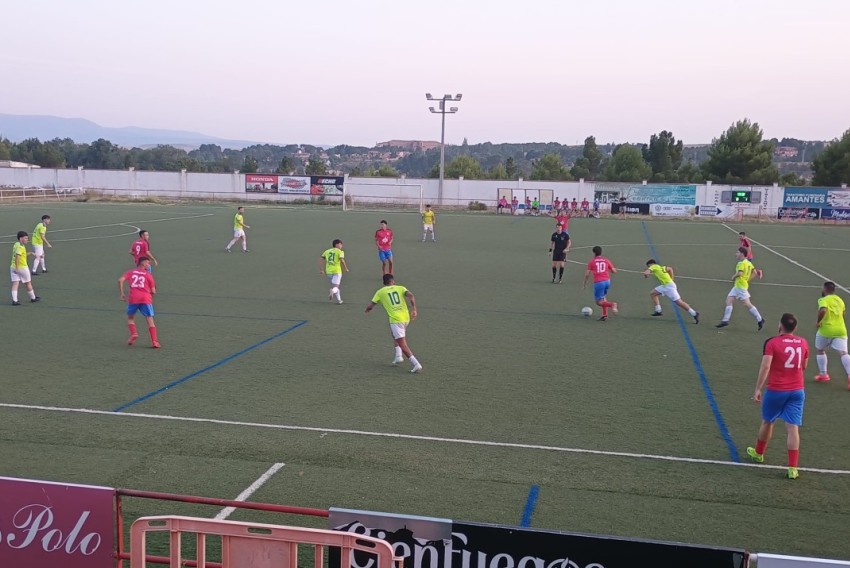 El césped del Antiguo Federativo no puede absorber ya más caucho de relleno