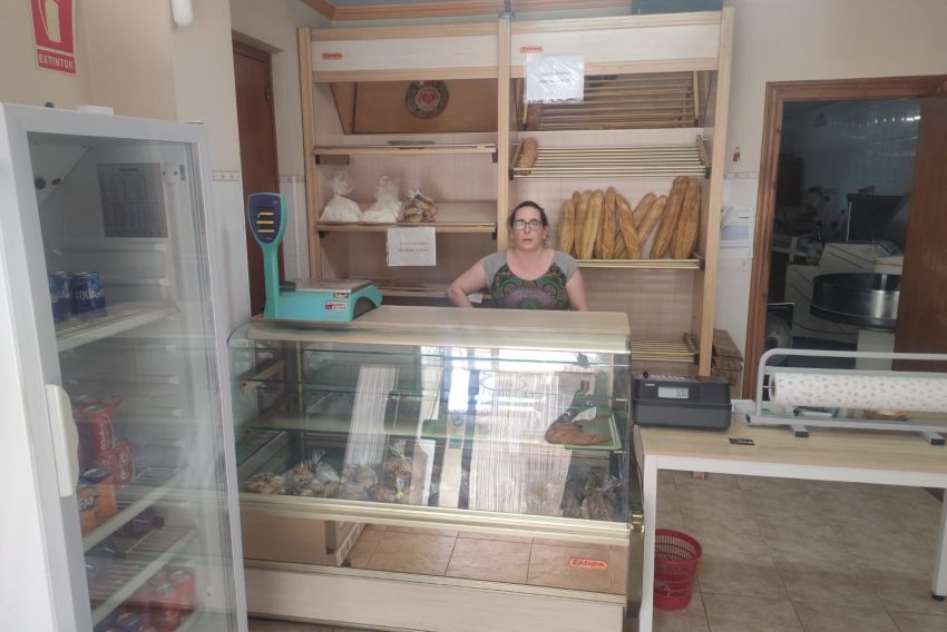 Mar Roura toma el relevo en la panadería Eva de Calaceite y mantiene las recetas