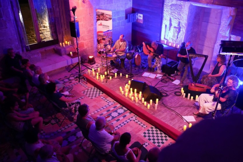 Albalate roza el lleno en el Festival de los Castillos con música, humor y teatro