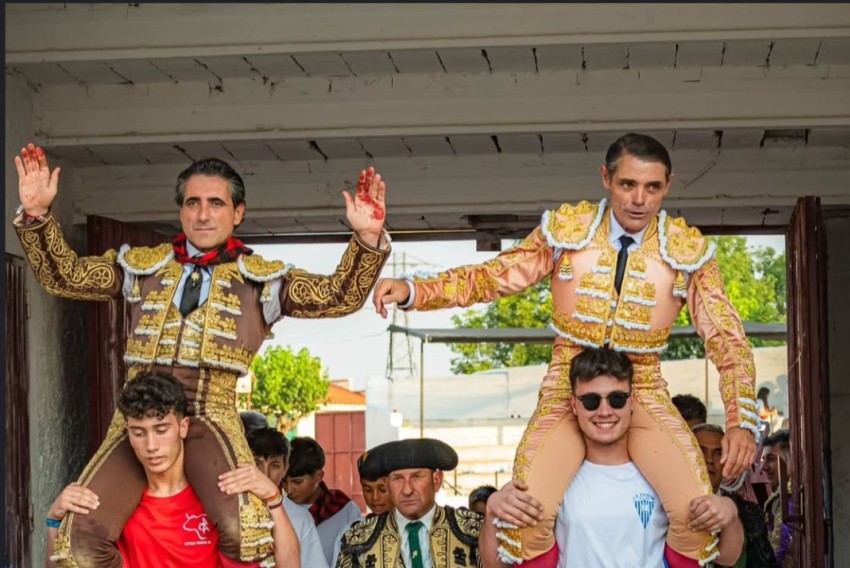 Dos orejas por coleta en Calamocha: a hombros Sánchez Vara y Emilio Serna
