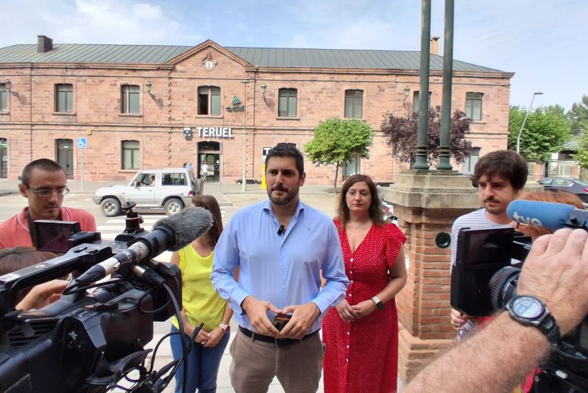Vox pide replantear los postes que impiden desdoblar  la línea de tren