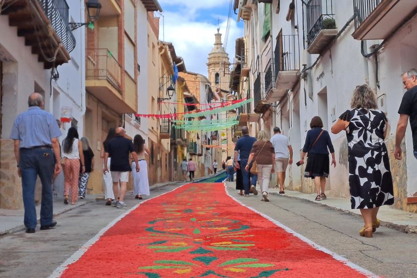 Aguaviva saca su orgullo para completar las alfombras de serrín pese al agua de la víspera