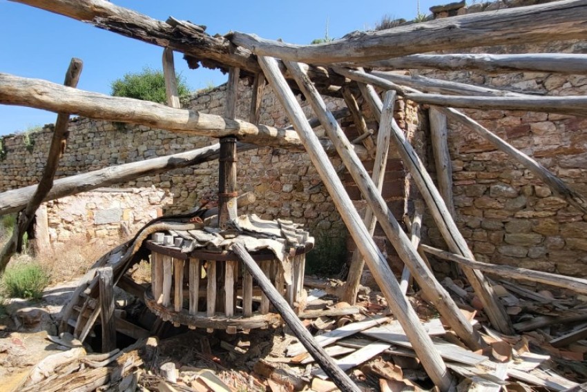 Piden salvar de su destrucción  la noria de las salinas de Armillas