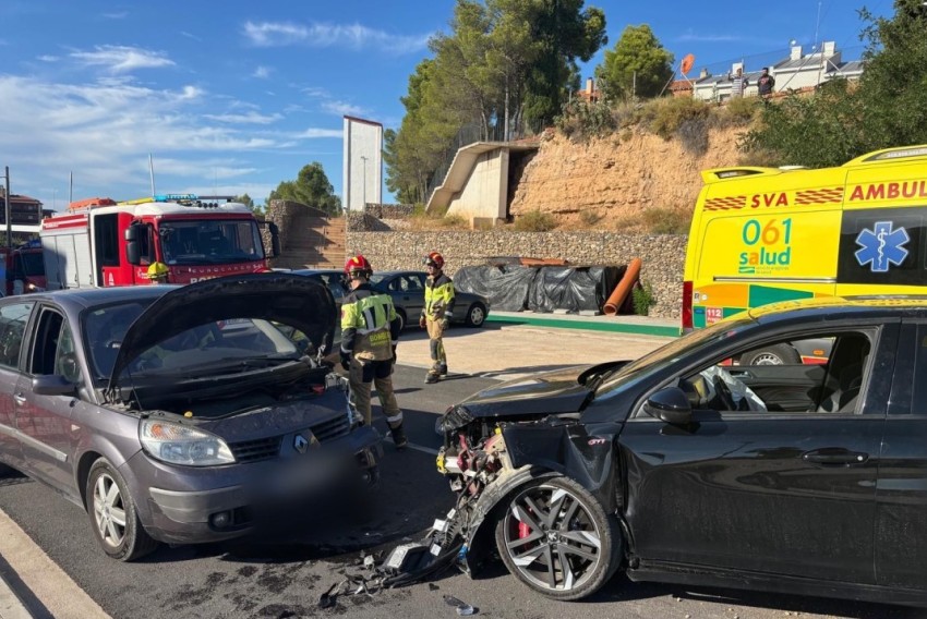 Los Bomberos de la DPT rescatan al conductor de un vehículo tras un accidente en Alcañiz que deja tres heridos leves