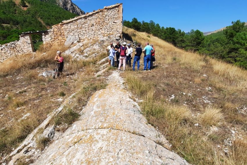 Una clase junto al anticlinal de la Fuente del Regallo de Montalbán pone fin al Congreso de Geología
