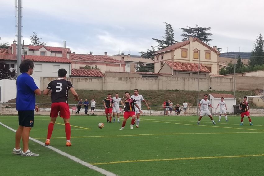 Buen papel del Teruel B ante el Utrillas, que se lleva su trofeo en La Vega