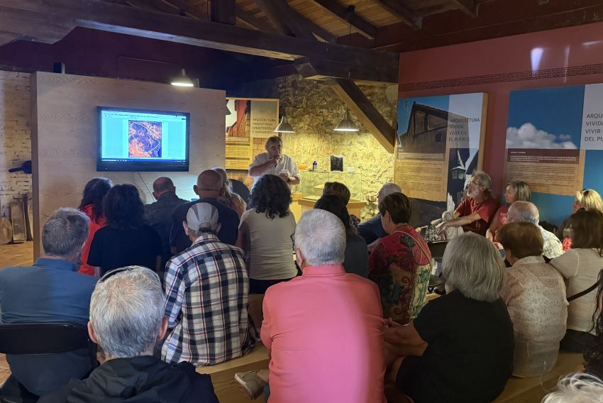 Unas 30 personas asisten en Pozondón a una charla de los  Montes Universales