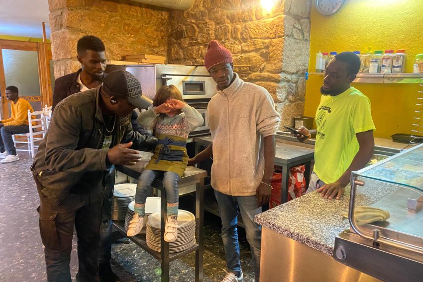 Lasana Coulibali, empleado en un establecimiento hostelero: “Era panadero en Mali y aquí es nuestro pizzero, tiene un interés infinito por trabajar”