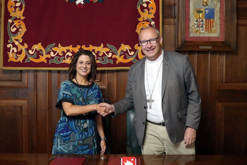 Firmado el convenio de colaboración entre la Diócesis de Teruel y Albarracín y el Ayuntamiento de Teruel para la creación de pistas polideportivas en San Nicolás de Bari