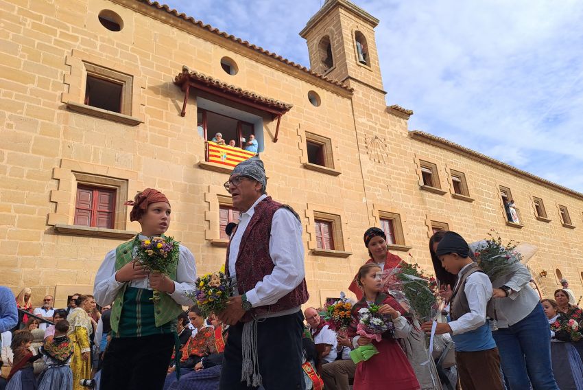 Alcañiz se rinde a los pies de su Virgen de los Pueyos en la tradicional ofrenda de flores
