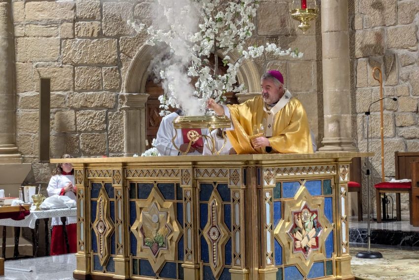 El arzobispo de Zaragoza visita Andorra y consagra el nuevo altar