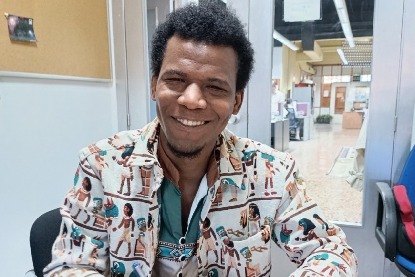 Ismael Diallo, ‘Cami’, poeta guineano afincado en Teruel: “Puedes hablar o callar, pero si eliges hablar hay que decirlo todo, y no solo tu propia mitad”