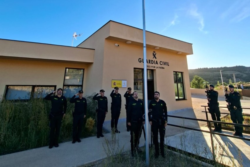 Primer izado de bandera en el nuevo cuartel de la Guardia Civil de Utrillas