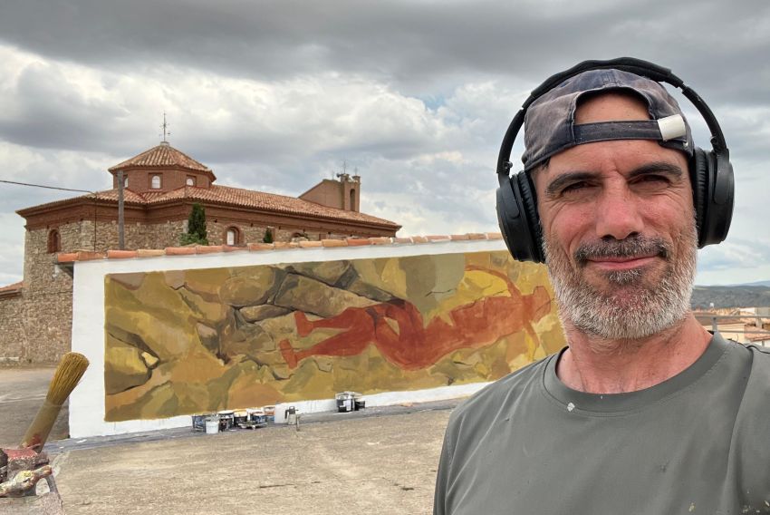 Hugo Casanova saca las pinturas rupestres de Alacón de sus abrigos en la roca