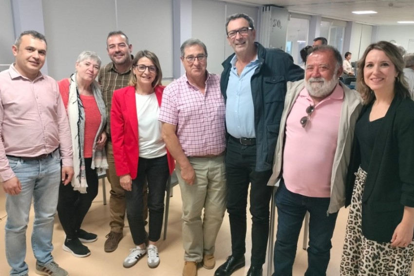 El PSOE analiza el modelo de soluciones habitacionales para personas mayores ante la falta de plazas residenciales