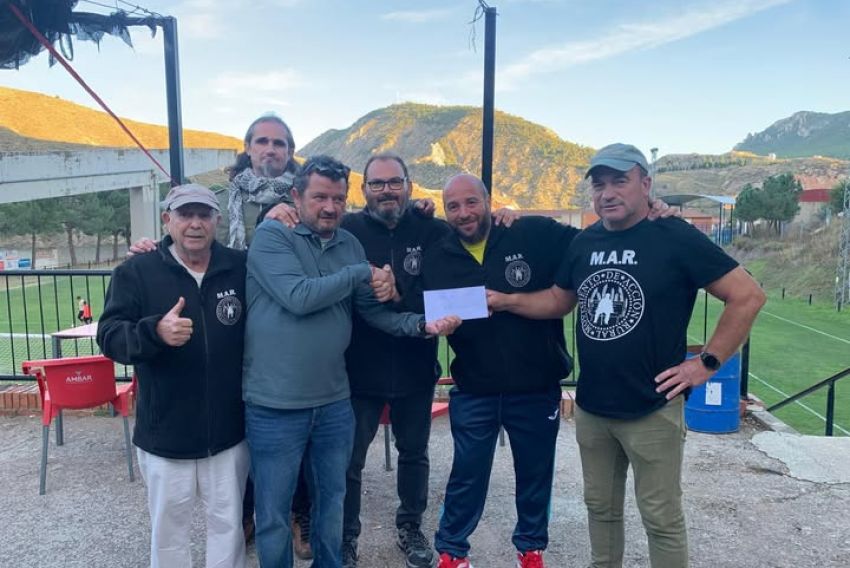 El CP Montalbán entrega 260 euros al MAR de la venta de sus camisetas