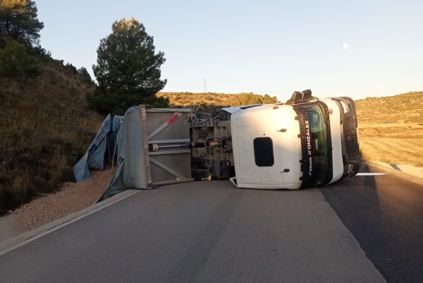 El vuelco de un camión de arcillas corta la pista TE-38 entre Seno y el desvío a Cuevas de Cañart