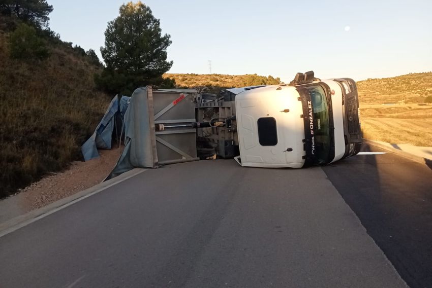 Vuelca otro camión de arcillas, esta vez en la TE-39 entre Seno y el desvío a Cuevas de Cañart