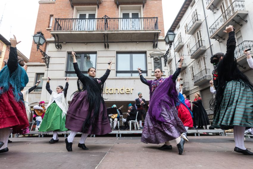 El tiempo respetó la tradición y Teruel volvió a volcarse con la fiesta de los trajes y la música regional