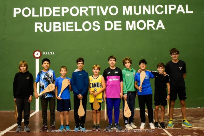 Rubielos de Mora celebra El Pilar con pala y pelota en el frontón