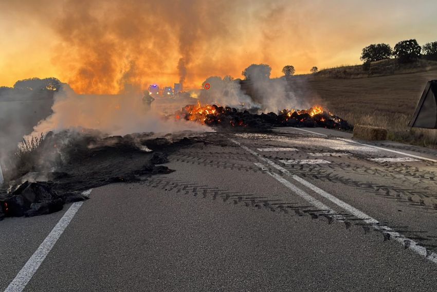 El incendio de un camión corta la N-211 durante horas en Pozuel del Campo
