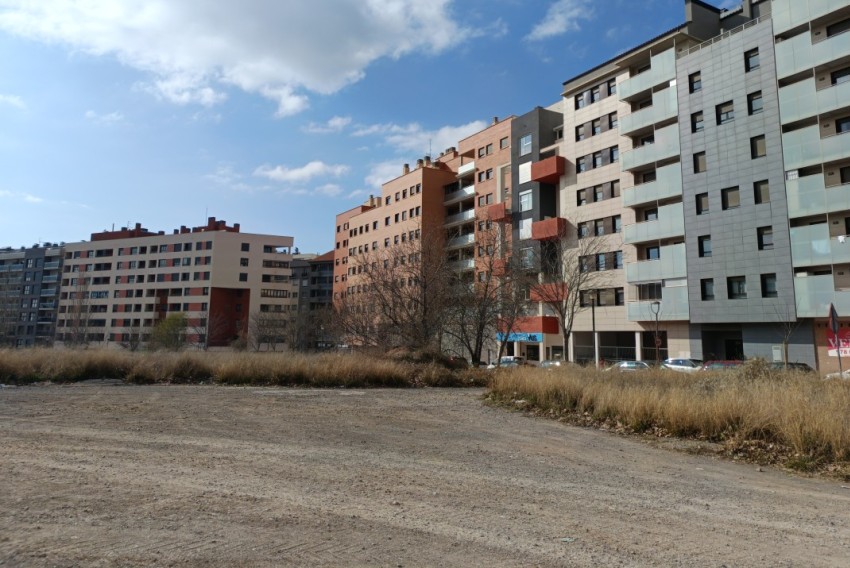 El consejero de Fomento firma la concesión para 106 viviendas en la calle Italia