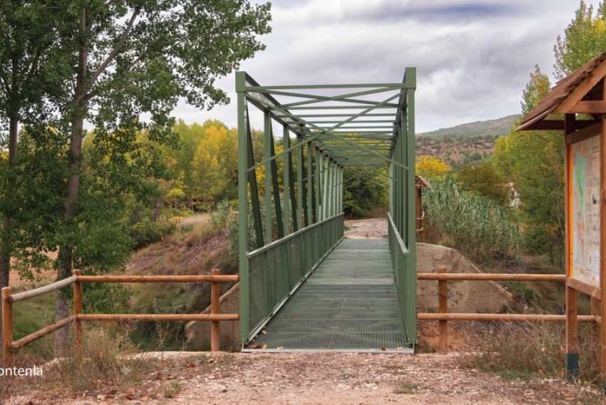 Instalado el puente de paso de la vía verde sobre el Río Martín