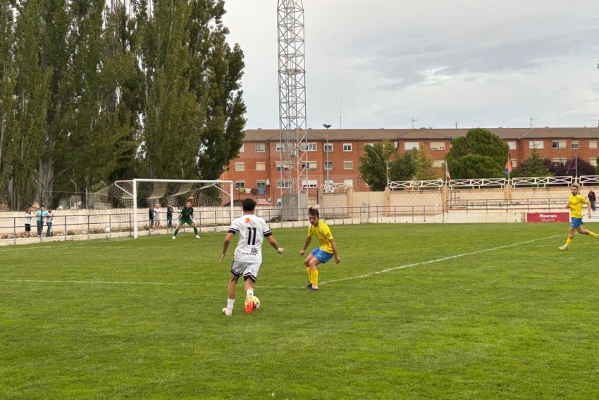 Un doblete de Gracia remonta para el Andorra un complicado duelo ante el Almudévar (2-1)
