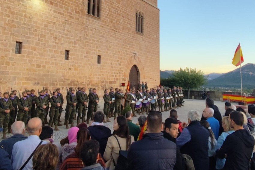 Valderrobres arría la bandera  por el Día de la Fiesta Nacional