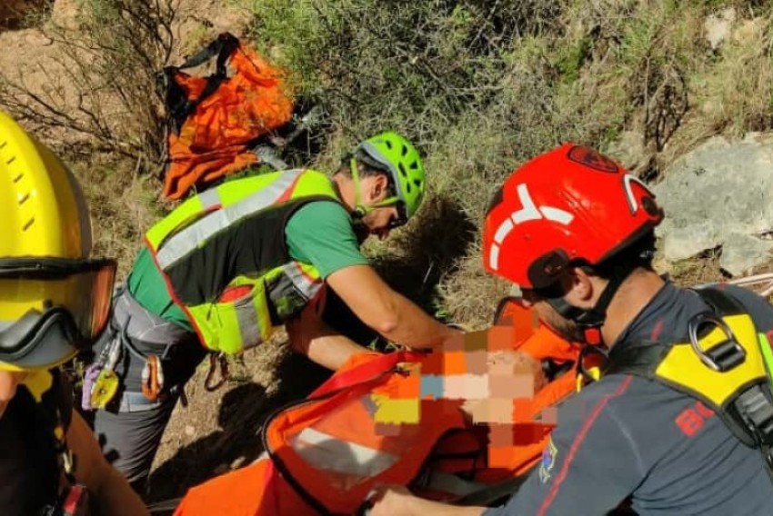 Bomberos de la Diputación rescatan a un senderista que se había precipitado en los Estrechos del Ebrón, entre Tormón y El Cuervo