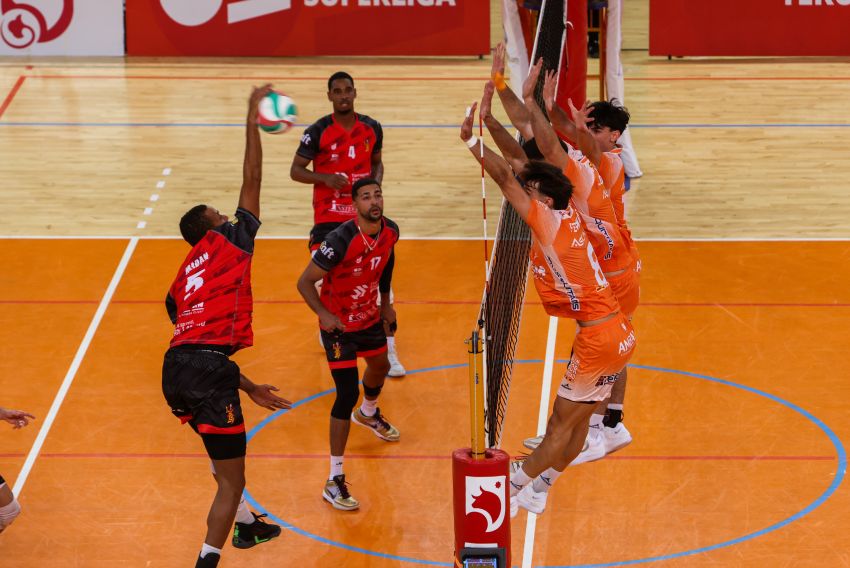 Lo primero que destaca en el inicio de Pamesa ya es el saque y la muralla