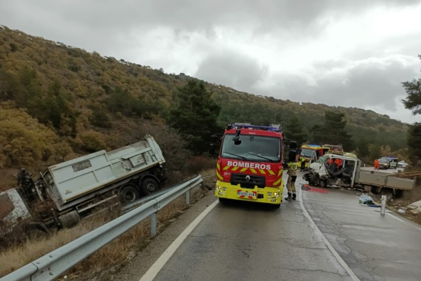 Una persona resulta herida en un accidente entre dos camiones en Orihuela del Tremedal
