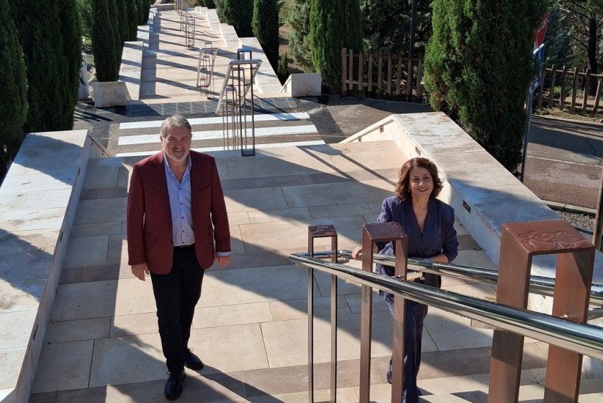 Las escaleras del cementerio renacen con una  nueva estética tras la intervención realizada