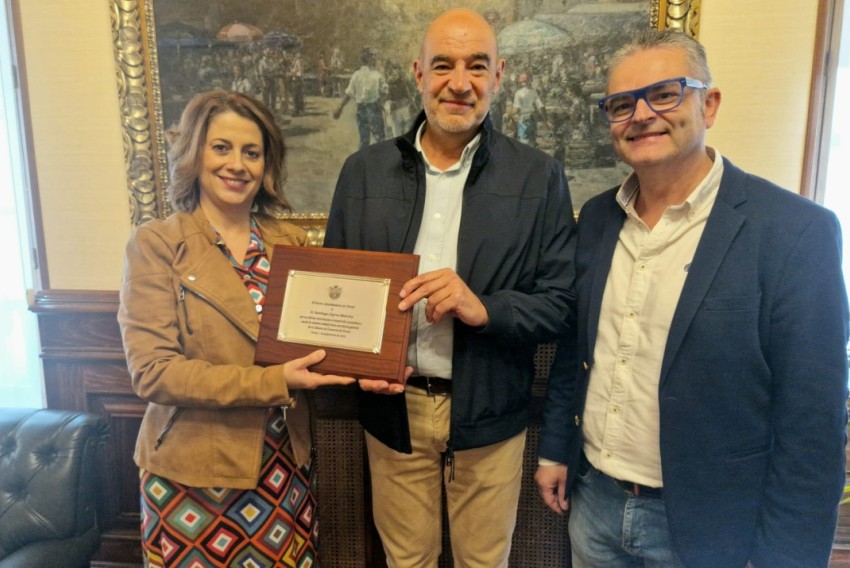 Buj entrega una placa de reconocimiento a Santiago Ligros por su “excelente labor” al frente de la   Cámara de Comercio
