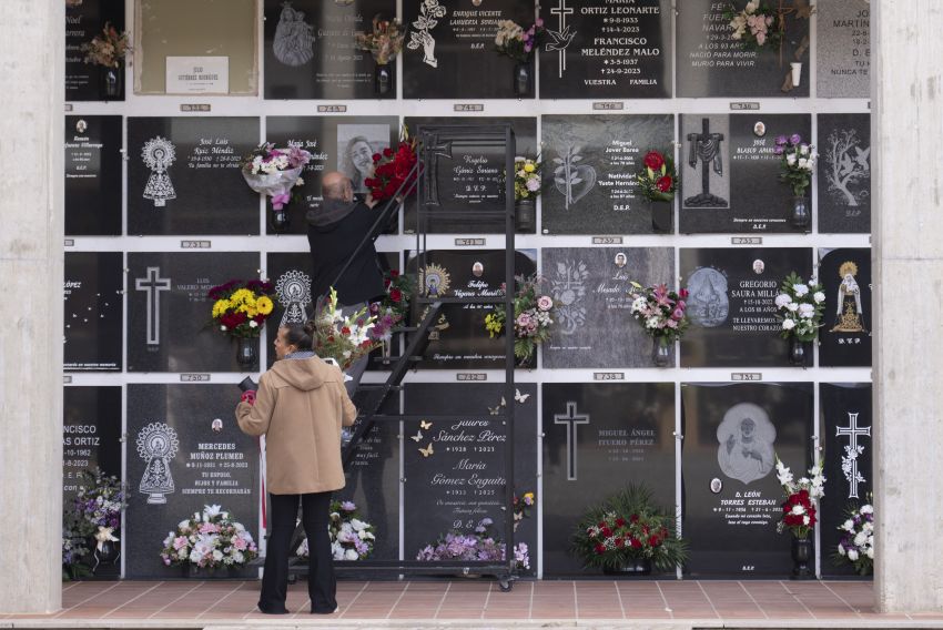 Los turolenses recuerdan  a sus familiares muertos con flores frescas y muchas visitas al camposanto