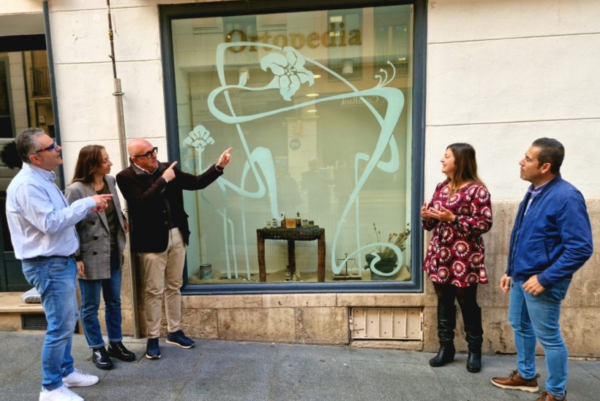 Los escaparates del comercio turolense se transforman para revivir el esplendor Modernista