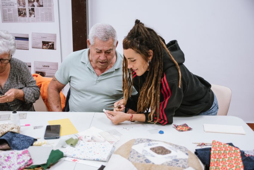 Tararaina recupera saberes de antaño como reciclar, coser y remendar textiles