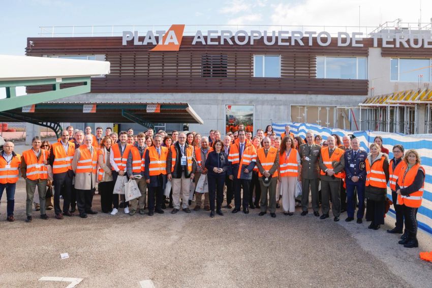 Agentes del sector aeroespacial y de defensa europeos visitan el Aeropuerto de Teruel
