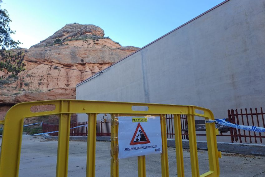 Alcorisa cierra el polideportivo por seguridad ante la probabilidad de desprendimiento de una gran roca