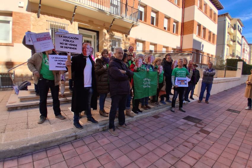La Plataforma en Defensa de la Escuela Pública se moviliza ante la sede de Educación