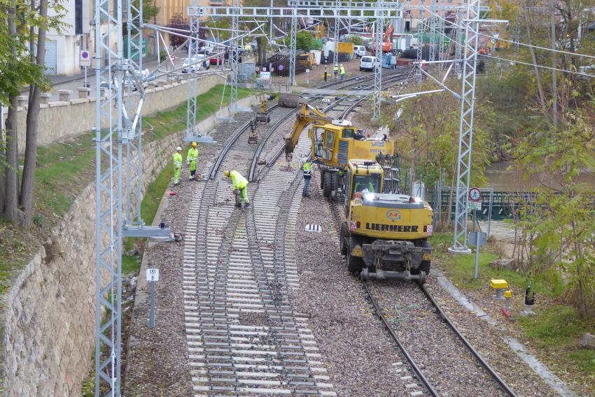 Comienzan a levantar las vías para ganar altura en el puente  de la Equivocación