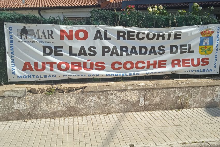 El MAR retira la pancarta por las paradas del bus tras la aprobación de la Ley de Movilidad