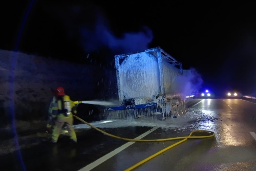 El incendio de un camión cisterna obliga a cortar la A-23 en La Puebla de Valverde